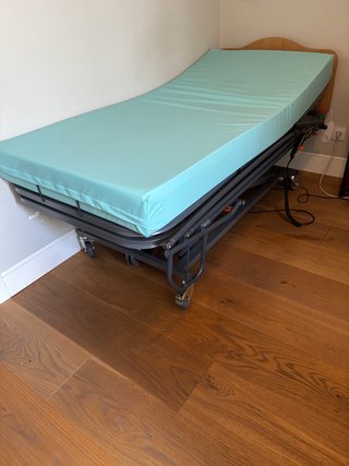 Cama articulada elevable con colchón antiescaras