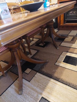 Mesa y sillas de comedor