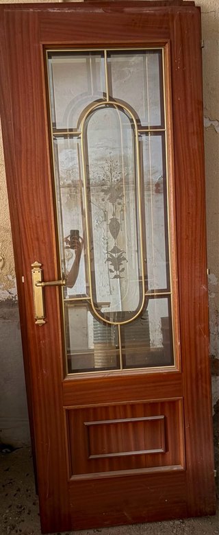 Puerta de madera con cristal