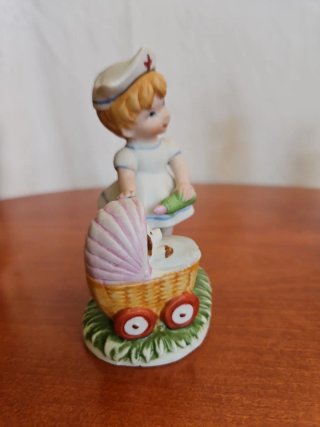 Statuetta Bambina Infermiera con Carrozzina Cane