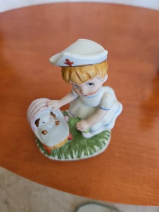 Statuetta Bambina Infermiera con Carrozzina Cane