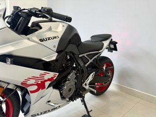 SUZUKI GSX - 8R