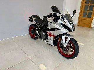 SUZUKI GSX - 8R