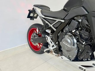 SUZUKI GSX - 8R