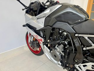 SUZUKI GSX - 8R