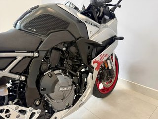 SUZUKI GSX - 8R