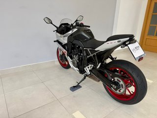 SUZUKI GSX - 8R