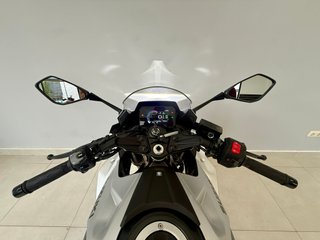 SUZUKI GSX - 8R