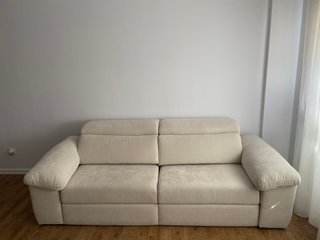 Sofá 2 plazas + puff beige claro -nuevo