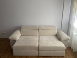 Sofá 2 plazas + puff beige claro -nuevo