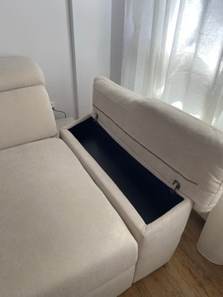 Sofá 2 plazas + puff beige claro -nuevo