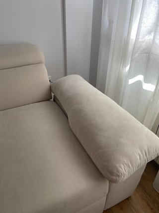 Sofá 2 plazas + puff beige claro -nuevo