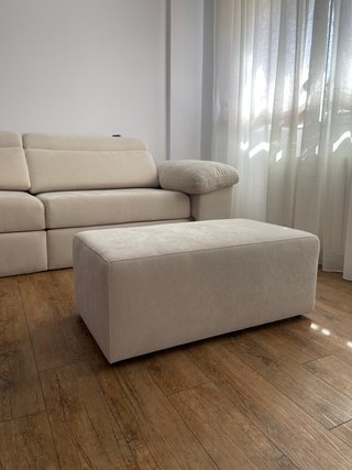 Sofá 2 plazas + puff beige claro -nuevo