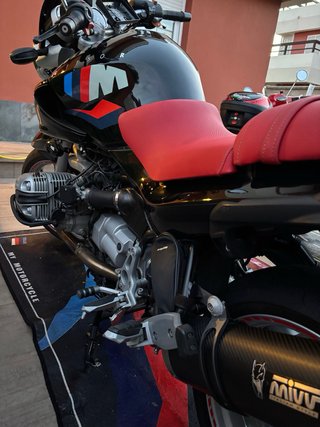 BMW R1150R Negra con Asiento Rojo