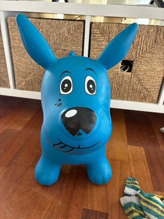 Perro saltarín inflable azul