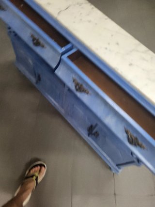 Mueble de paso azul con tapa de mármol, aparador