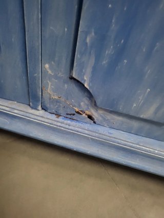 Mueble de paso azul con tapa de mármol, aparador