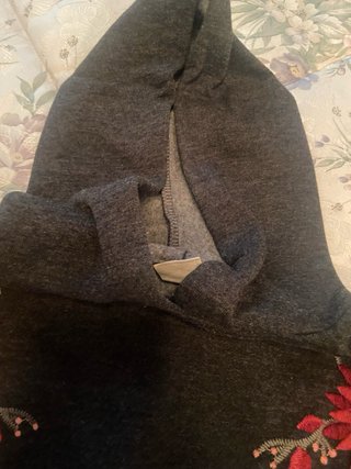 Sudadera gris con bordados florales rojos