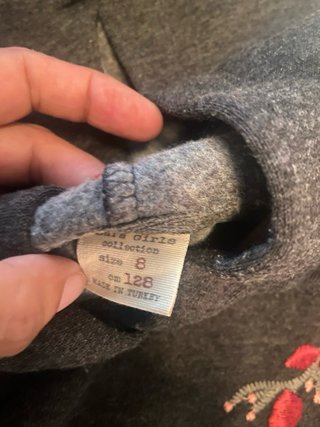 Sudadera gris con bordados florales rojos