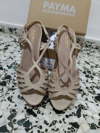 Zapatos de tacón beige/dorados sin estrenar