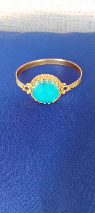 Pulsera dorada con piedra larimar
