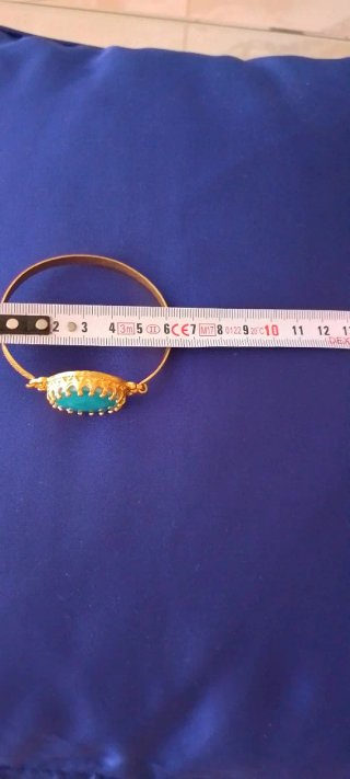 Pulsera dorada con piedra larimar