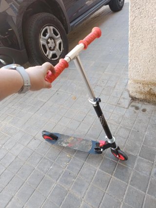 Patinete infantil plegable negro y rojo