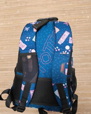 Mochila Totto azul con estampado dulce