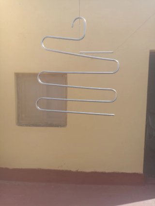 Perchas para pantalones de metal plateadas