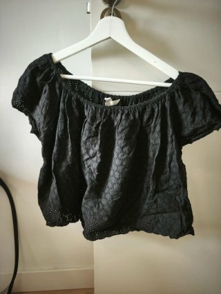 Camiseta negra bordada hombros descubiertos