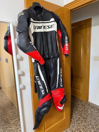 Mono Dainese Piel Negro y Rojo