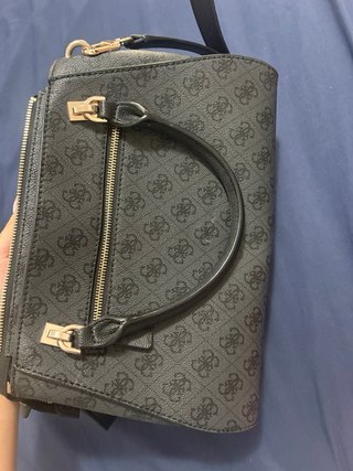Bolso Guess Noelle Satchel Negro y Dorado