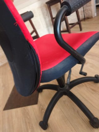 Silla roja con ruedas