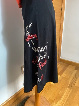 Falda Desigual Negra con Estampado