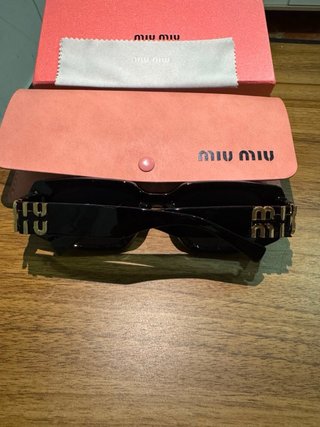 Gafas de sol Miu Miu negras