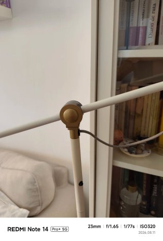 Lámpara de pie metálica dorada y blanca