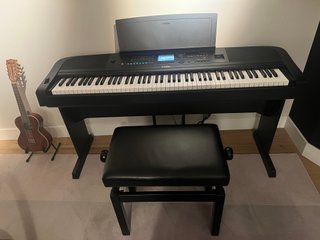 Piano Yamaha DGX-670 B Completo + Banqueta