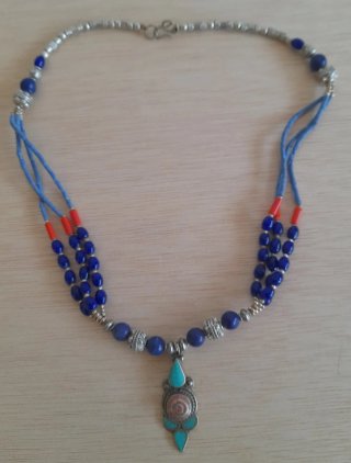 Collar étnico de cuentas azul y colgante