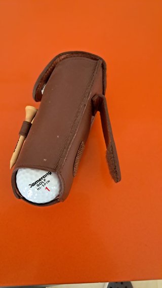 Estuche de cuero para golf con pelotas Boomerang.