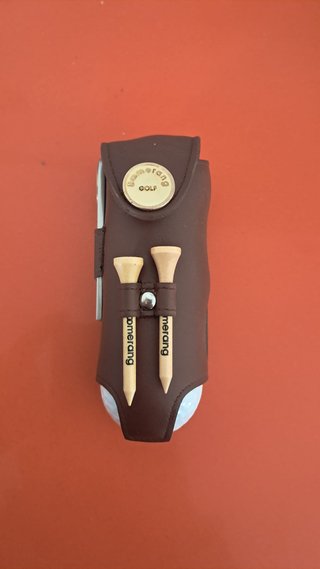 Estuche de cuero para golf con pelotas Boomerang.