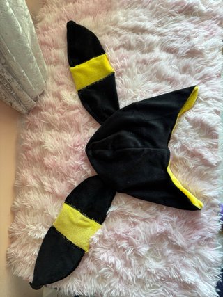 Cappello Umbreon nero e giallo