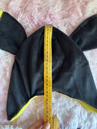 Cappello Umbreon nero e giallo