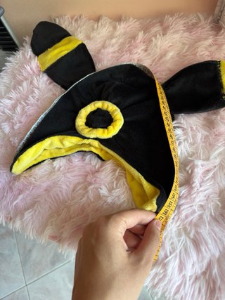 Cappello Umbreon nero e giallo