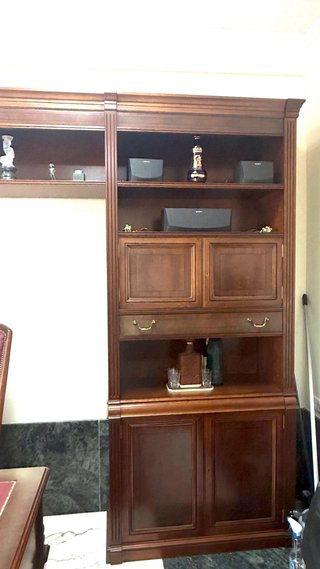 Libreria in legno con vetrine