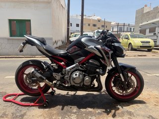 Kawasaki Z900 Negra, Roja y Plateada