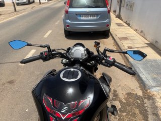 Kawasaki Z900 Negra, Roja y Plateada