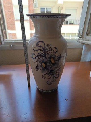 Jarrón de cerámica con flores azules