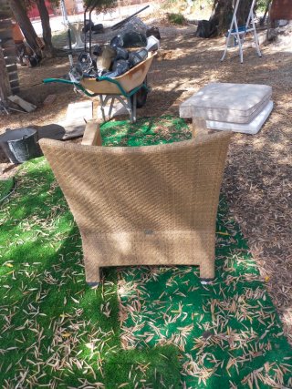 Sillón de ratán beige