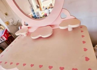 Tocador infantil de madera rosa