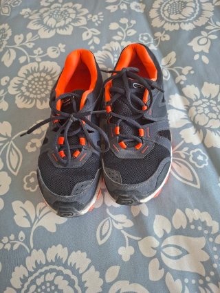 Zapatillas deportivas negras y naranjas Talla 38
